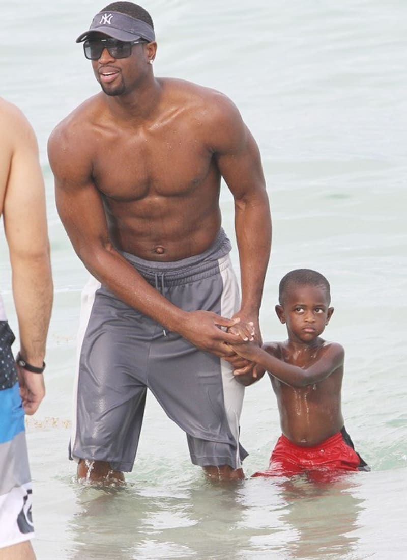 Profesionální americký basketbalista odhalil svou atletickou postavu a zářivě bílý úsměv na pláži v Malibu, kde si užíval se svým synem