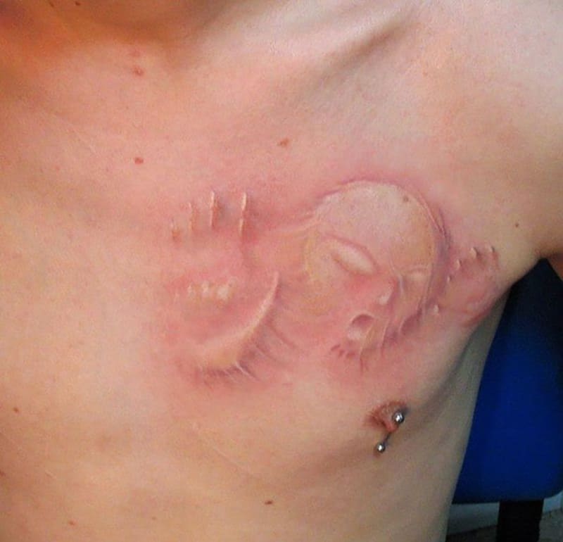3D tetování - Děsivé! Duch se dere na světlo boží!