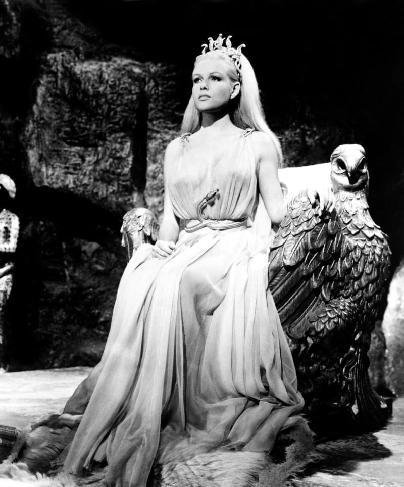 Olga Schoberová prorazila i ve světě, na fotografii v britském fantasy filmu Její pomsta (1968).
