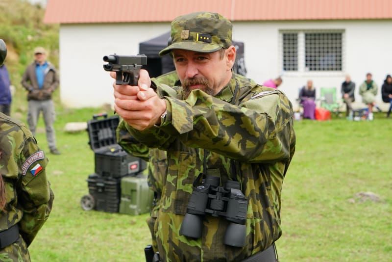 Jan Dolanský při jednom ze záběrů střelby na cvičišti.