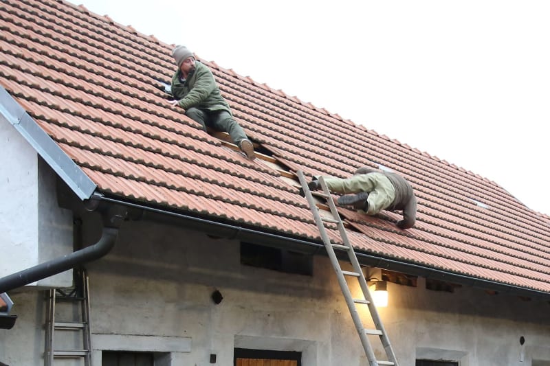 Pád ze střechy