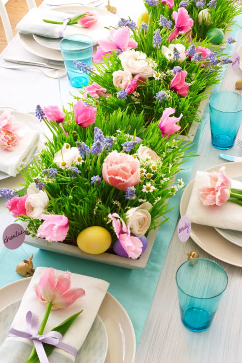 Máte-li větší stůl, ozdobte jeho střed miskami s osením, do kterých naaranžujete vajíčka a různé jarní květy.