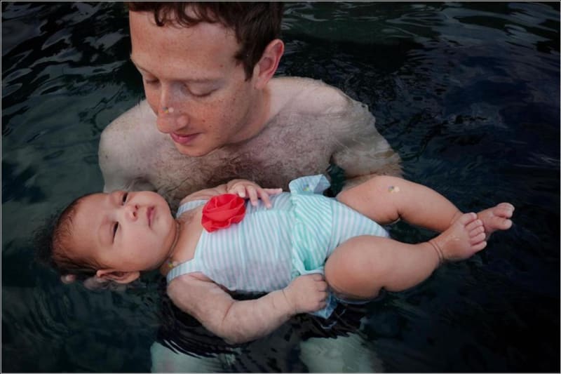 Mark Zuckerberg se svou dcerou Maximou na plavání.