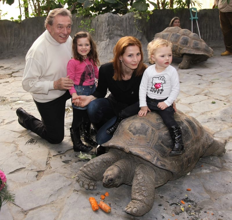 V únoru 2010 s rodiči a mladší sestrou Nelly Sofií v pražské ZOO při křtu dvou želv obrovských.