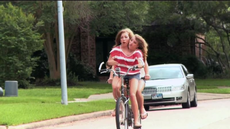 Dívky se naučily i jezdit na kole