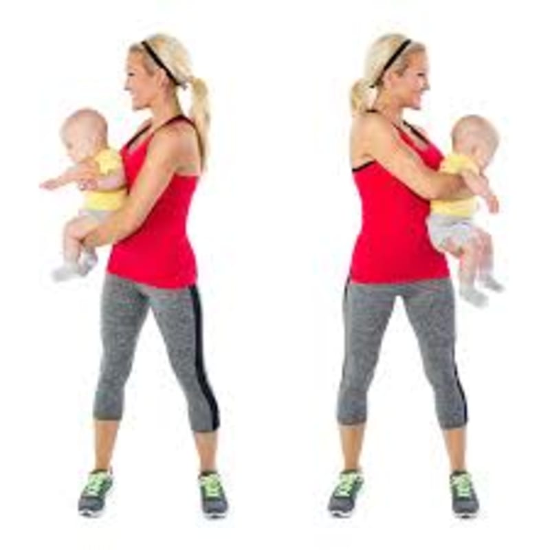šikmé břišní svaly - s dítětem v náručí se přetáčejte na jednu a druhou stranu