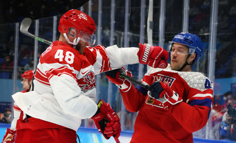 Obránce Nicholas Bernsdorf dává ránu Janu Kovářovi. Celkově Dánsko uštědřilo na úvod olympijského hokejového turnaje ťafku.