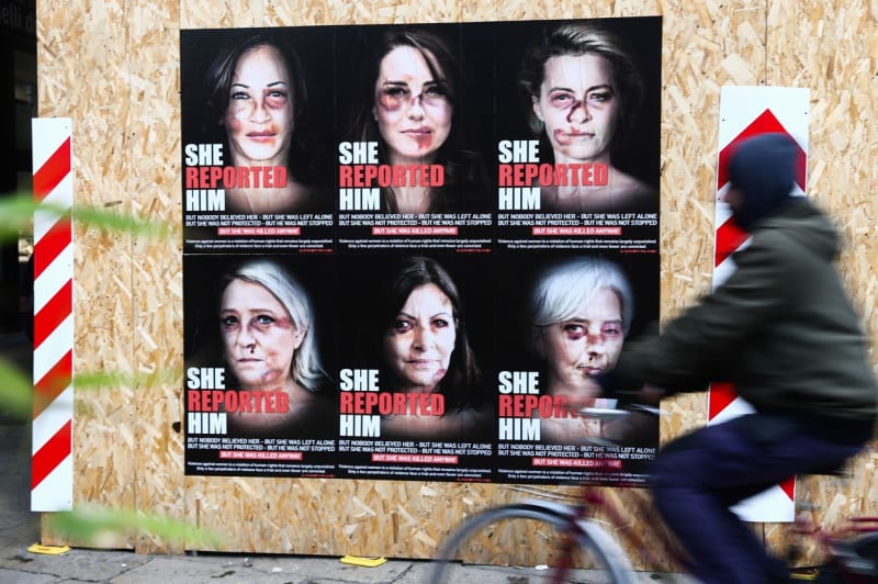 Plakáty se objevily v ulicích Milána a ve španělském městě Los Alcázares