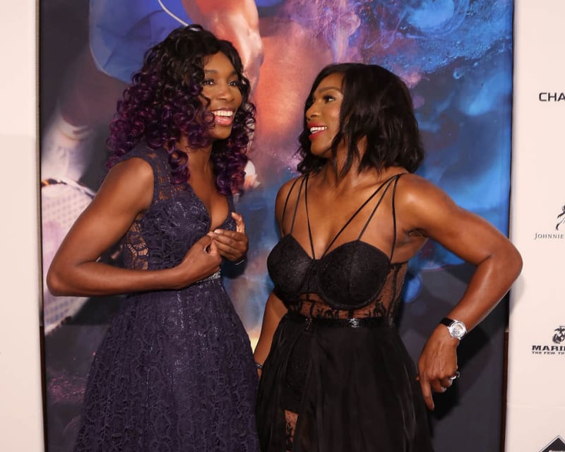 Tenisové bohyně Serena a Venus Williams na loňském vyhlášení Osobnosti roku pořádaném časopisem Sport Illustrated. Cenu si z večírku odnášela Serena.