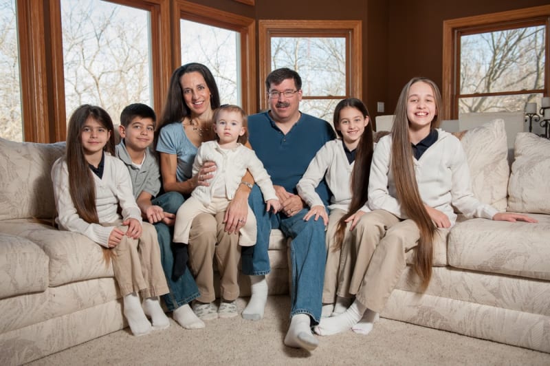 Tere Lynn Russell a její manžel Chip s dětmi Chesney (8), Chaz (10), Chapin (3), Cendalyn (11) a Callan (13)