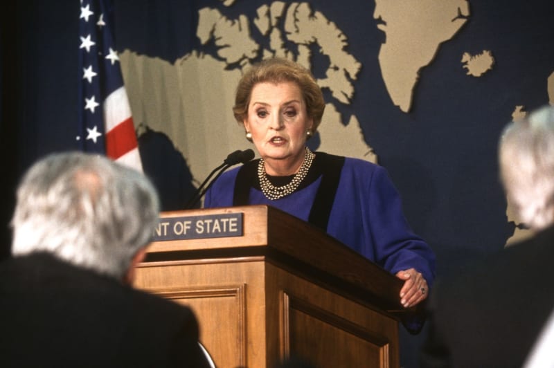 Madeleine Albrightová na první tiskové konferenci