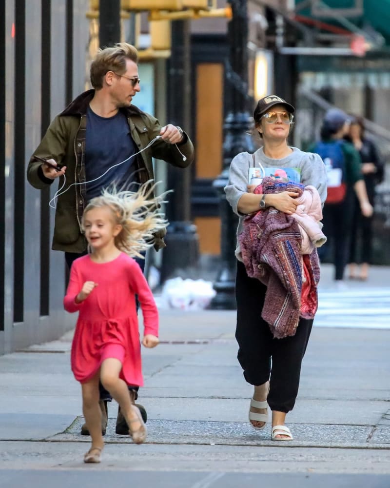 Barrymore s exmanželem a dcerou na procházce