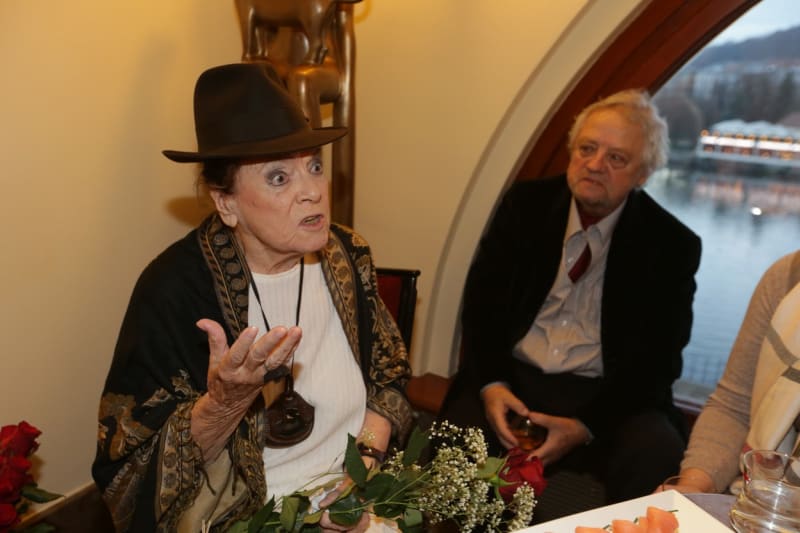 Vlasta Chramostová se svým manželem kameramanem Stanislavem Milotou na oslavě svých 90. narozenin v Národním divadle
