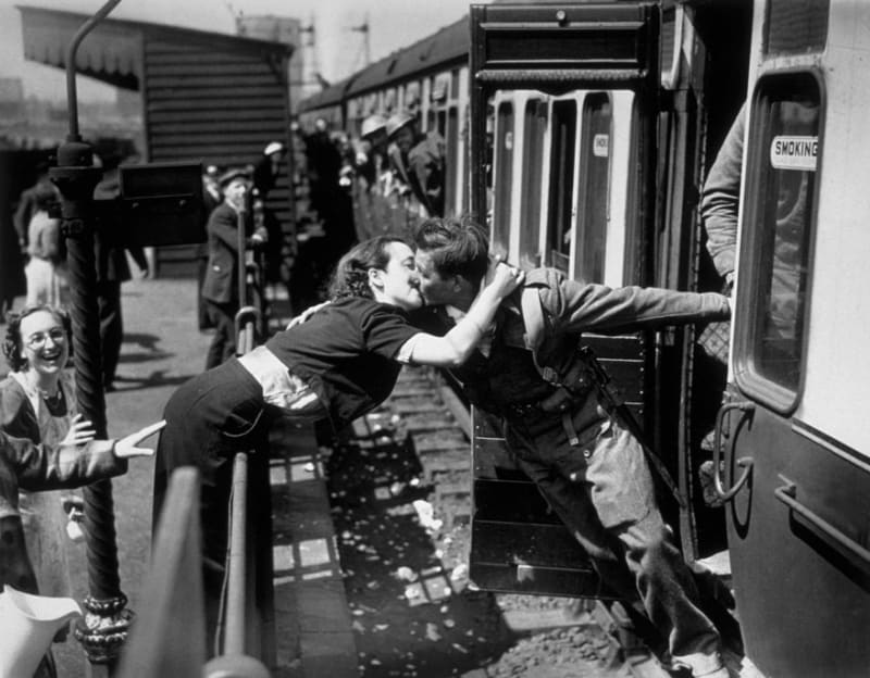 Dáma a britský voják při návratu ze 2. světové války, Londýn, 1940