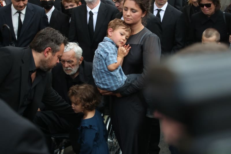 Josef Abrhám se synem Josefem, jeho manželkou Ludmilou a dětmi na zádušní mši za Libuši Šafránkovou