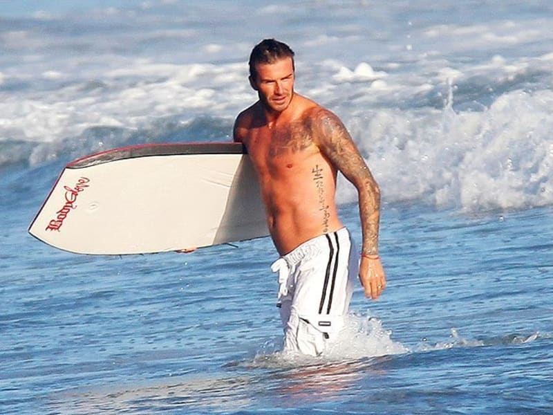 Fotbalová hvězda ukazuje své boogie boarding dovednosti a své ohromující tělo na pláži v Malibu.