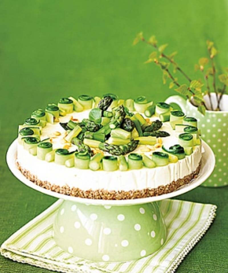 Skvělý je slaný cheesecake se zeleninovou ozdobou laděnou do zelena