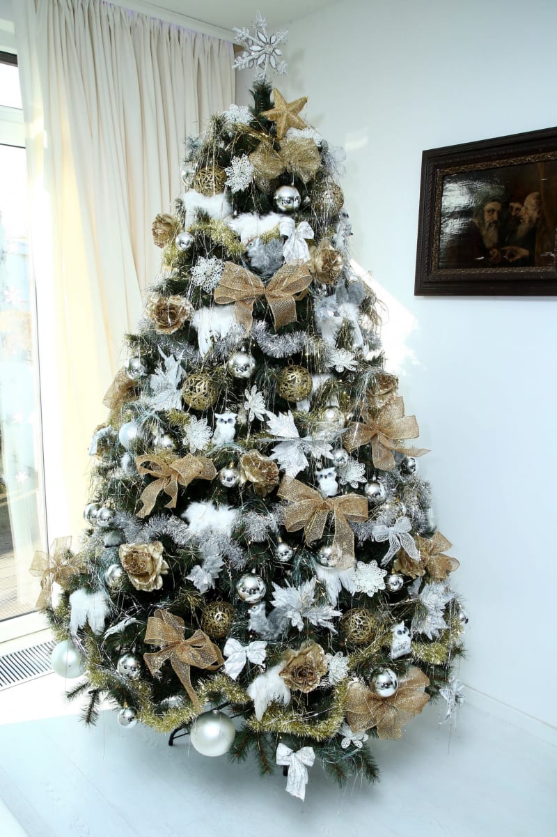 Vánoční strom v klasických zimních barvách