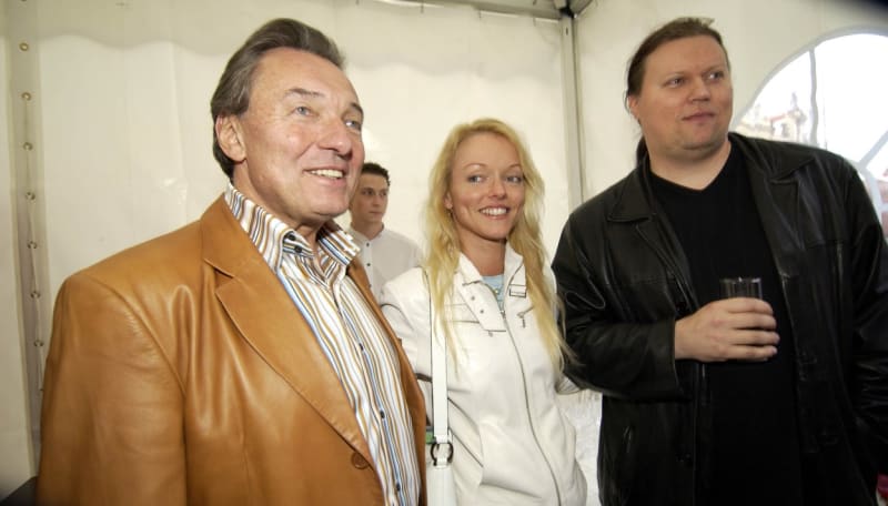 Dominika Gottová s otcem Karlem Gottem a partnerem Timem Tolkkim v roce 2004