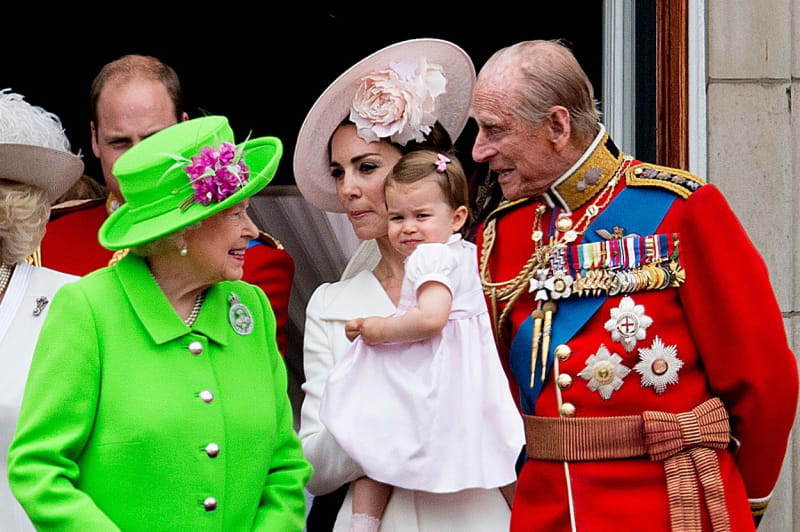 Princ Philip rozesmíval svými vtípky královnu, vnoučata i pravnoučata.