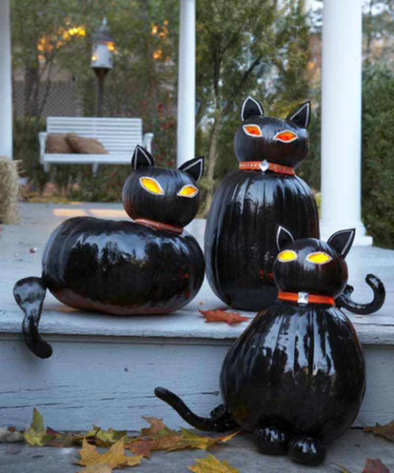 Věřili byste, že i tyhle kočky jsou z dýní? Stačilo je namalovat černou leskou barvou a slepit vždy jednu větší a jednu menší k sobě. Ocásky jsou z dýňových stopek, uši z černého filcu a oči mohou být namalované nebo vyrobené z barevných kamínků.