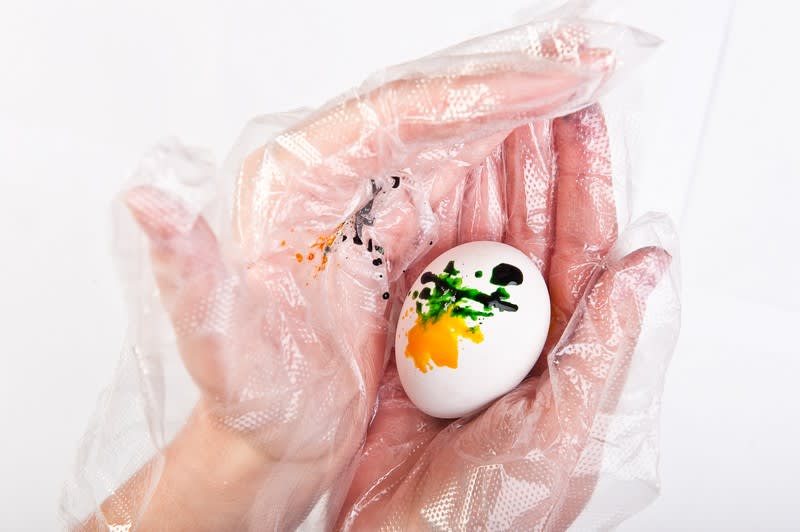 Vajíčko v dlaních promněte, aby se obalilo barvami