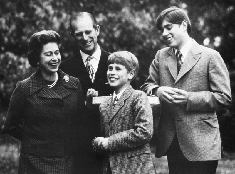 V roce 1977 s manželem Philipem a syna Andrewem a Edwardem