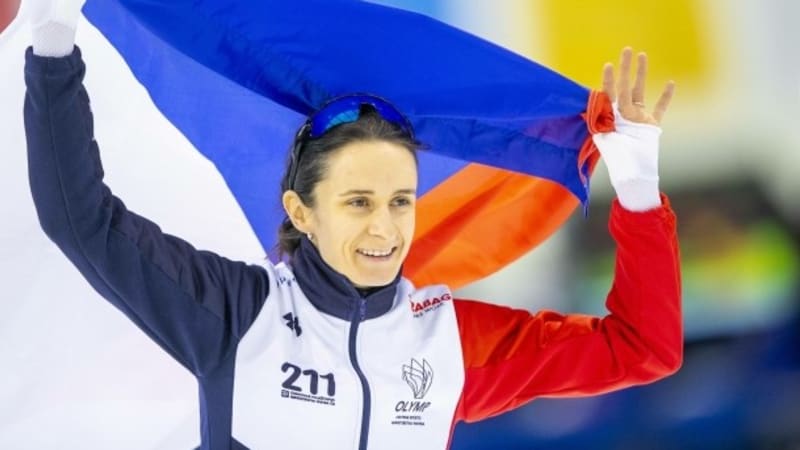 Rychlobruslařka Martina Sáblíková slaví vítězství s českou vlajkou.
