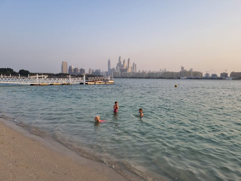 Během zimních měsíců je v Dubaji velmi příjemné počasí, teploty většinou kolem 30 až 35 °C.