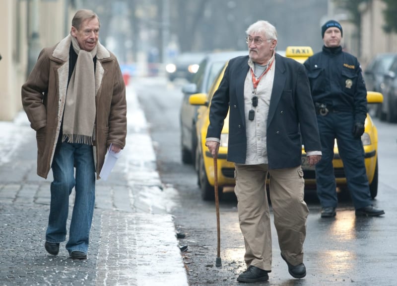 Václav Havel a Pavel Landovský před Čínským velvyslanectvím v Praze (2010).