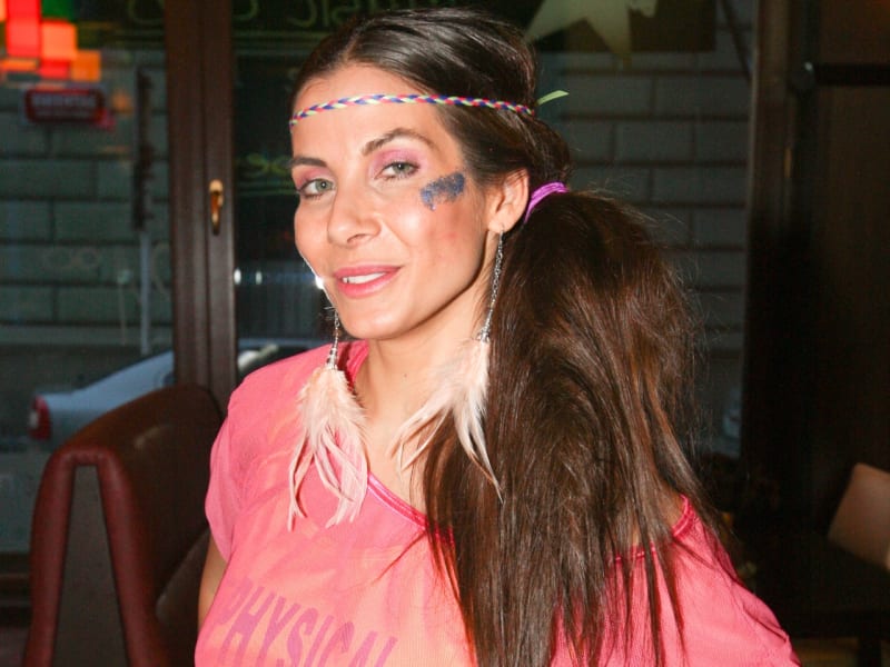 Jako reportérka TOP STAR Magazínu se Eva Decastelo ohákla na party ve stylu 80.let jako šílená indiánka.