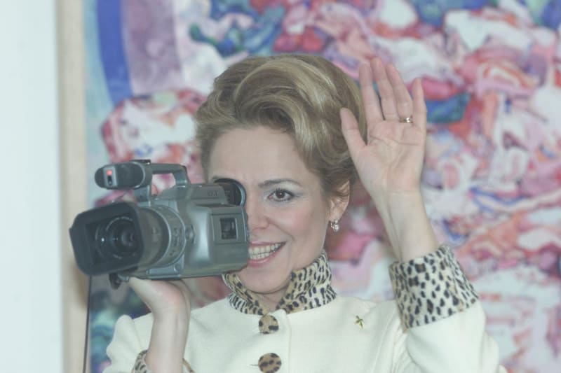 Dagmar Havlová si videokamerou natáčí novináře přítomné na setkání prezidenta Václava Havla s Vladimírem Špidlou a Lubomírem Zaorálkem (2003)