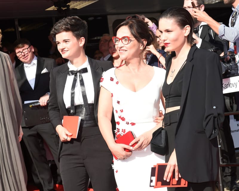 Herečku Alenu Mihulovou doprovodila na slavnostní zahájení 53. ročníku Mezinárodního filmového festivalu v Karlových Varech dcera Karolína Kachyňová s přítelkyní Natálií Wirst.