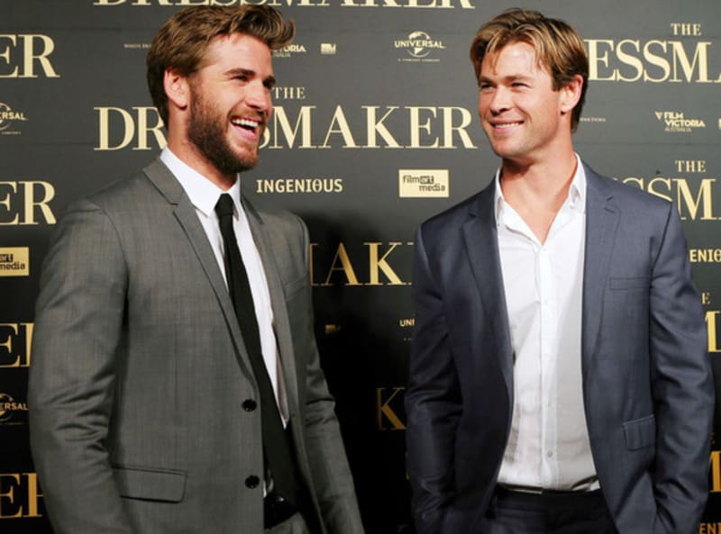Liam a Chris Hemsworth. Tušili jste, že severský bůh Thor (Chris, napravo) má bráchu? Není jím nikdo jiný než odvážný přítel hlavní hrdinky Katniss z Hunger Games. Na fotce chybí ještě bratr Luke, rovněž herec..
