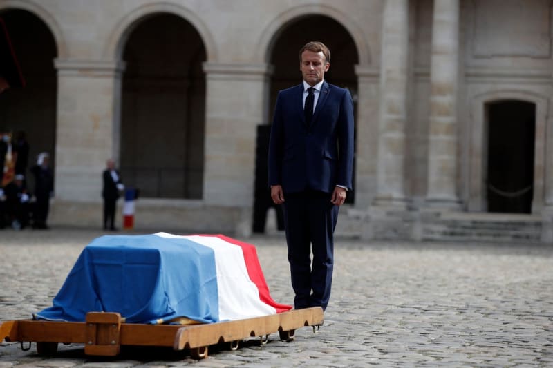 Prezident Francie Emmanuel Macron na rozloučením s Belmondem.