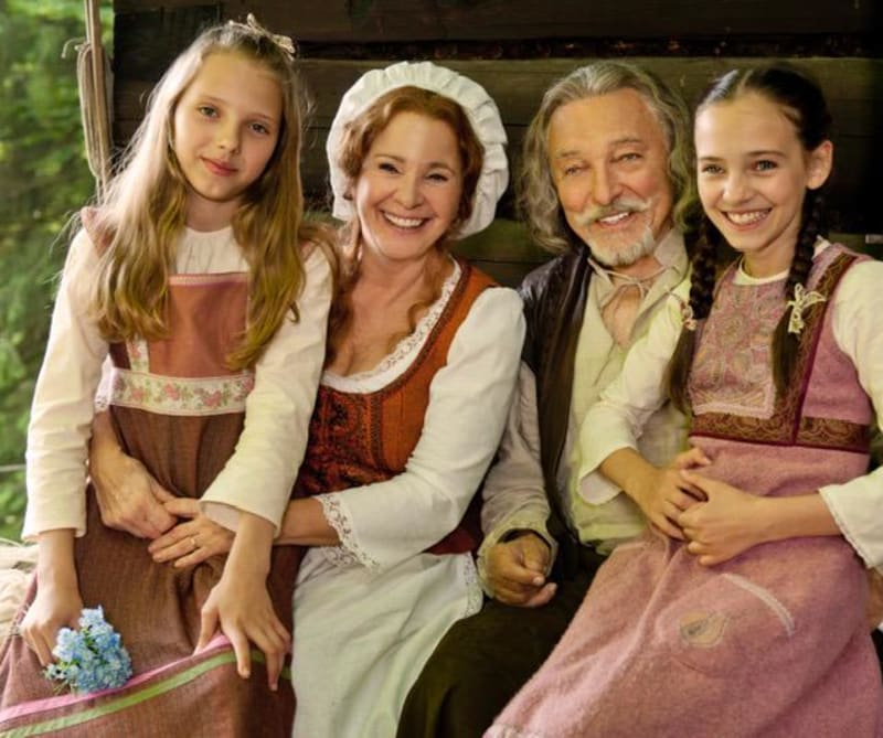 Karel Gott s dcerami a Kamilou Magálovou při natáčení pohádky Když draka bolí hlava