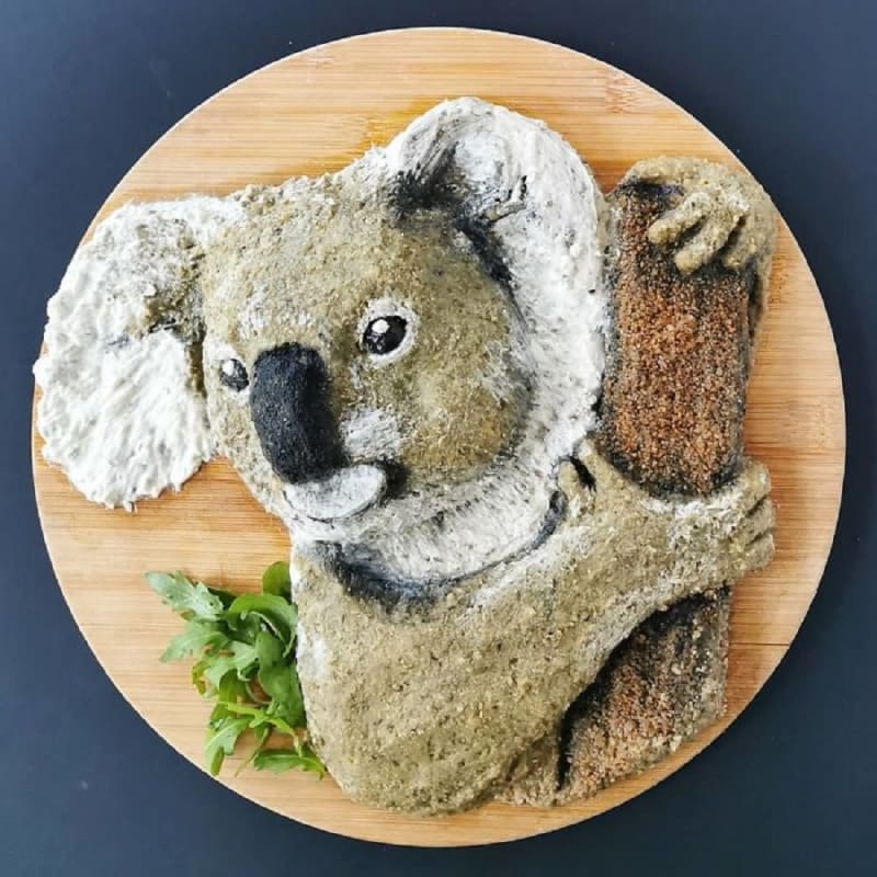 Koala z fazolového pyré, kuskusu a dressingu z řeckého jogurtu.