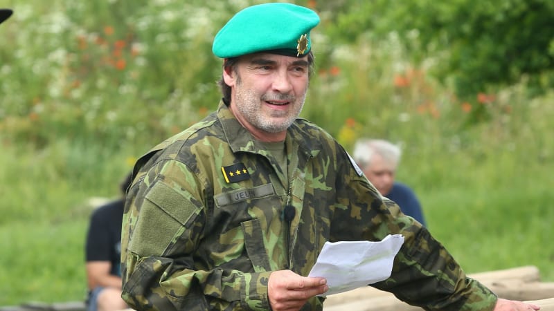 Pavel Řezníček v roli plukovníka Jelena v seriálu 1. MISE.