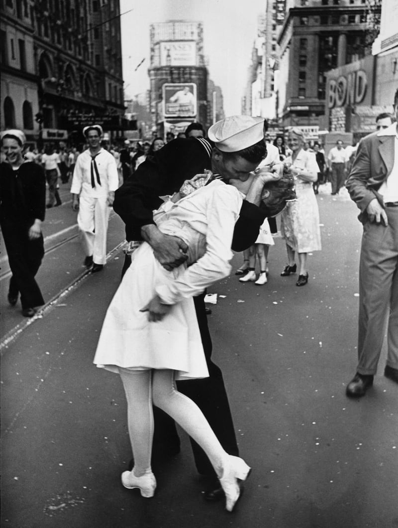 Ikonická fotografie symbolizující konec 2. světové války, Times Square,194