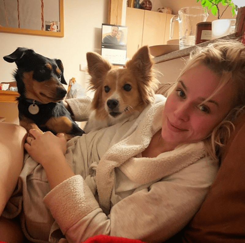 Patricie Pagáčová se svými dvěma psy.
