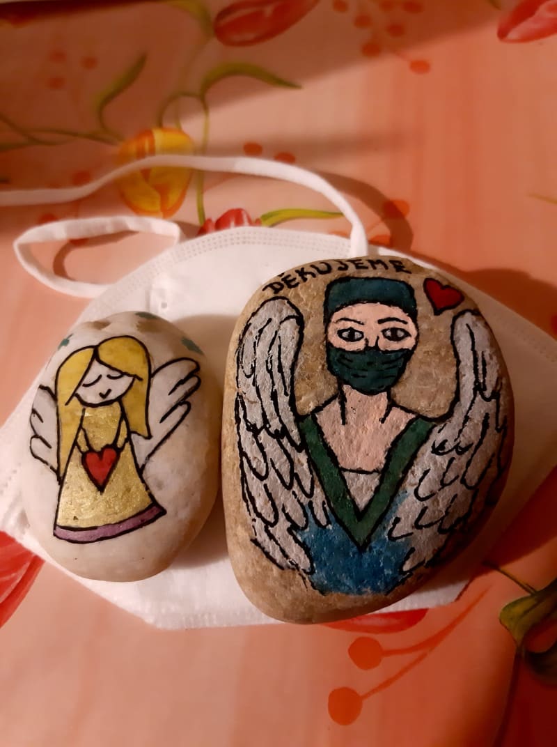 Věra Smolíková kreslila kamínky pro Jičínskou nemocnici