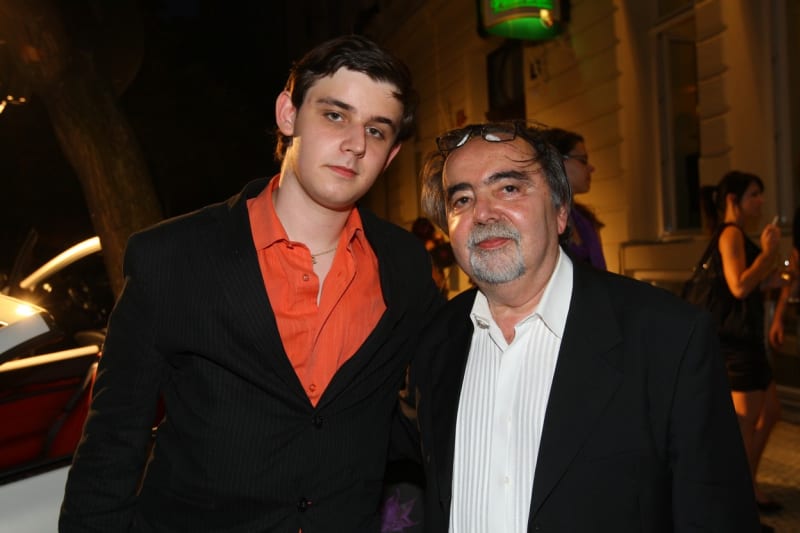 Se synem Dušanem, který je internista, v roce 2010.