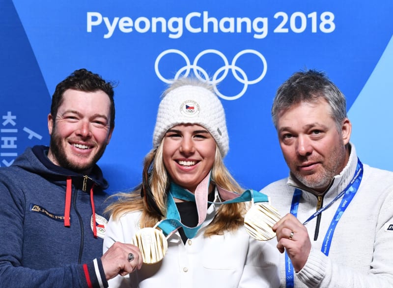Ester Ledecká a trenéři Justin Reiter a Tomáš Bank na olympiádě 2018