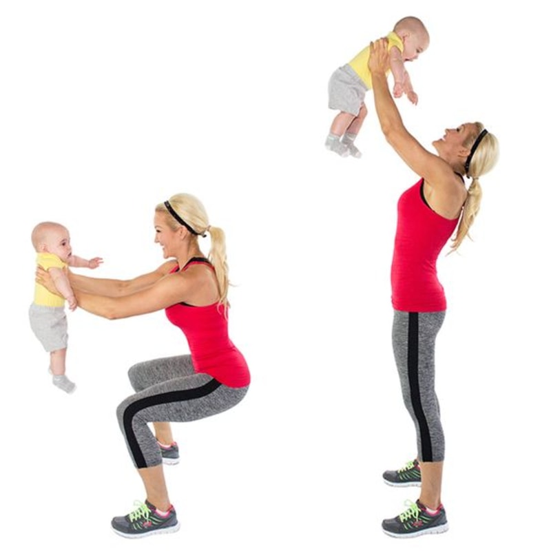 Hýždě, stehna, ramena a paže - s propnutými lokty v dřepu zvedejte dítě nad hlavu a do stoje