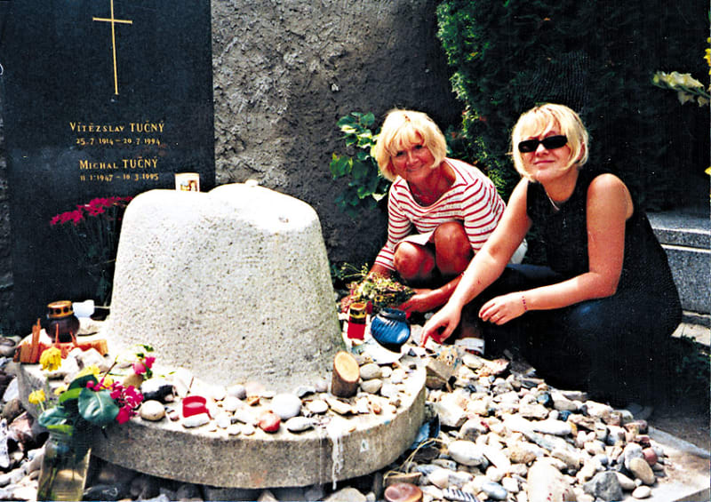 Manželka Marta a dcera Gábina u hrobu Michala Tučného