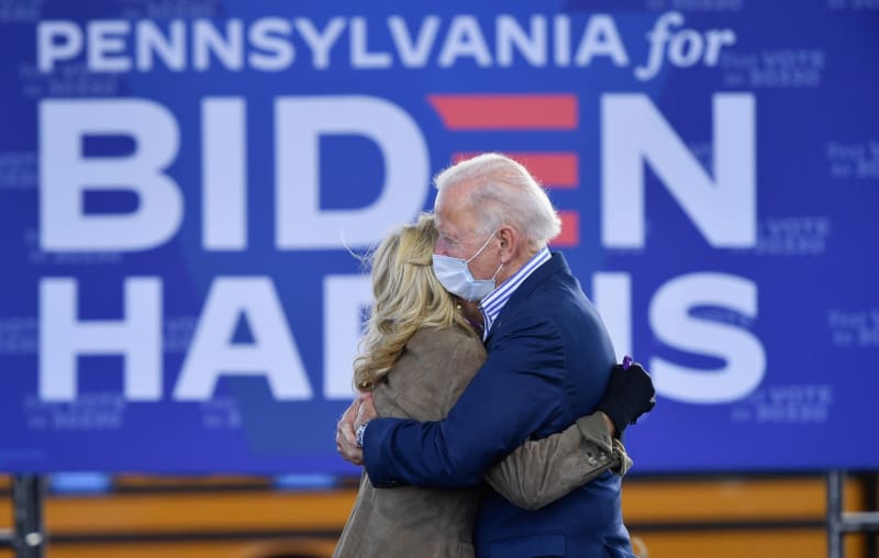Joe Biden s manželkou při volbách 2020