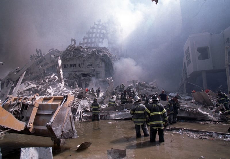 Celkem v sutinách obou věží WTC zahyne 353 hasičů