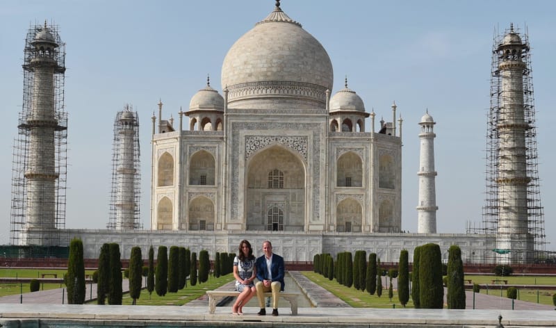 V roce 2016 zavítali William a Kate i do Indie, kde se vyfotili na stejném místě před Tádž Mahalem, jako kdysi Lady Diana
