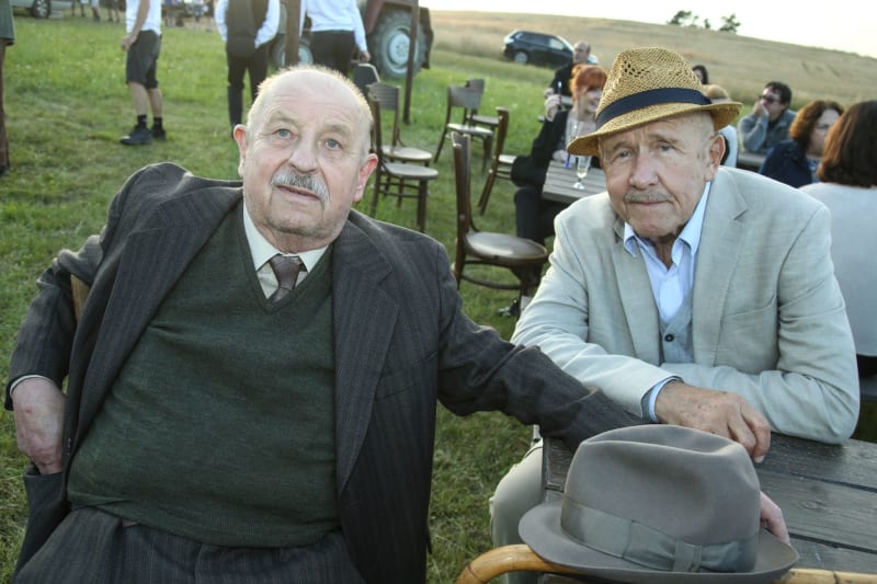 Petr Nárožný a Oldřich Vlach během natáčení seriálu Hvězdy nad hlavou. 