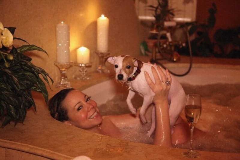 Mariah Carey se koupe se svým psím mazlíčkem